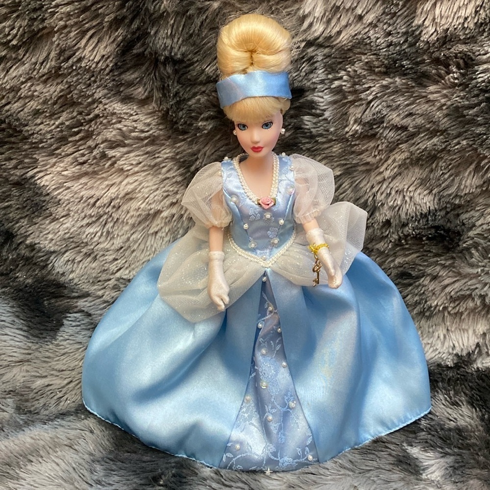 Porcelain Princess Cinderella - Picture 1 of 16